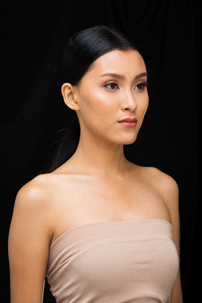 亚洲女人化妆后的发型