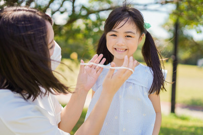 妈妈给孩子戴口罩