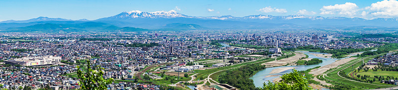 朝川市，夏季城市景观和大石山山脉。日本北海道