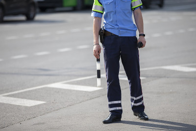 拿着警棍的道路检查员。