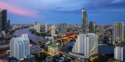 曼谷的城市景观从屋顶酒吧酒店与湄南河背景