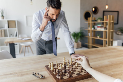 专注于与同事下棋的商人
