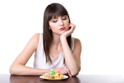在蛋糕前节食的女人