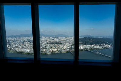 从乐天世界大厦的顶部透过巨大的全景窗口可以看到首尔城、河流和桥梁