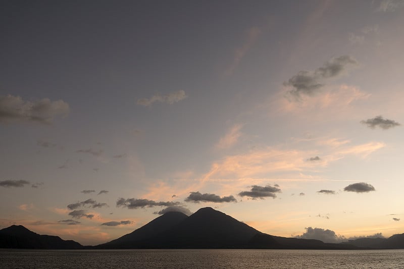 危地马拉:阿提特兰湖的日落与火山