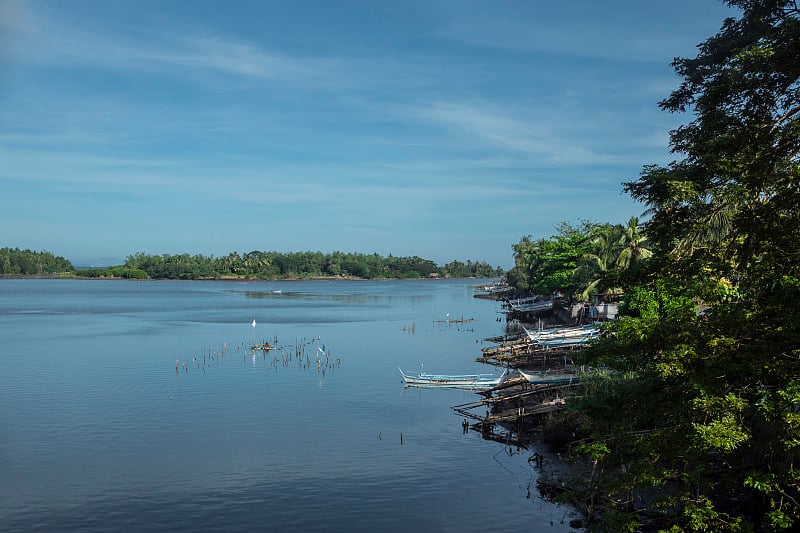 Ternate, Cavite - Maragondon河口。早上中期拍摄。几艘渔船停靠在海岸线边