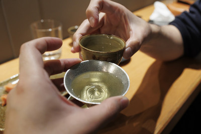 用银杯向朋友敬酒