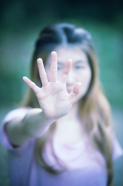 亚洲女性表现出停顿的手势