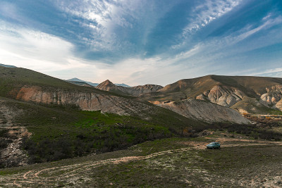 山多丘陵，谷地多山