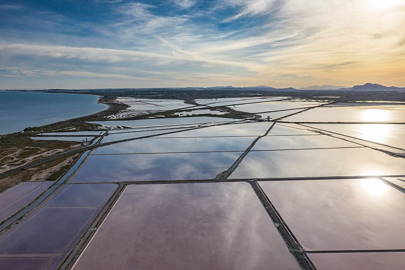 圣塔波拉盐湖自然保护区傍晚空中全景。盐产及沼泽区。Torrevieja。科斯塔布兰卡地区。阿利坎特省