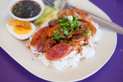 红烧肉和煮蛋配米饭