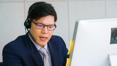 商务人员戴着耳机在办公室工作