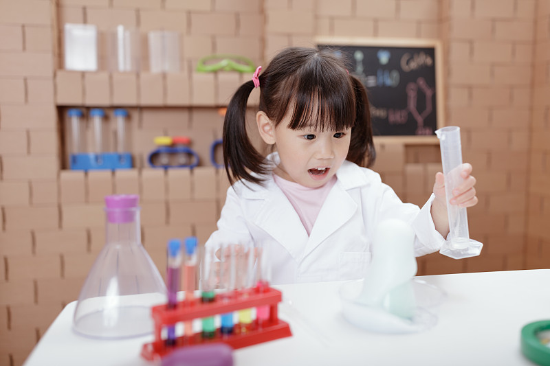 小女孩在家里做科学实验