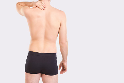 男人脖子上的痛。
