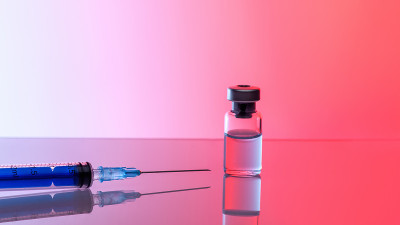 冠状病毒疫苗和注射。淡粉色渐变背景的冠状病毒疫苗瓶。预防冠状病毒感染的概念