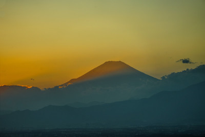 黄昏和从横滨地标塔可以看到的富士山