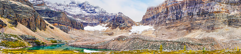 奥宾湖雾和雪在Yukness山在湖奥哈拉在加拿大落基山脉