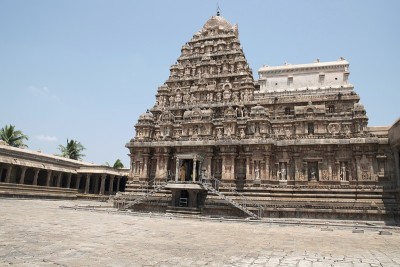装饰墙和gopura, Airavatesvara寺庙，达拉苏拉姆，泰米尔纳德邦，印度。视图从南。