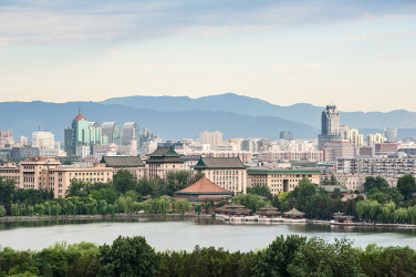 从景山公园看北京的城市景观。