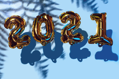 2021年圣诞金球。蓝色背景上的阴影。新年的概念。聚会装饰、周年纪念标志、节日庆典、嘉年华。