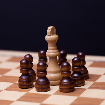 下棋，多对一，团队合作的概念。