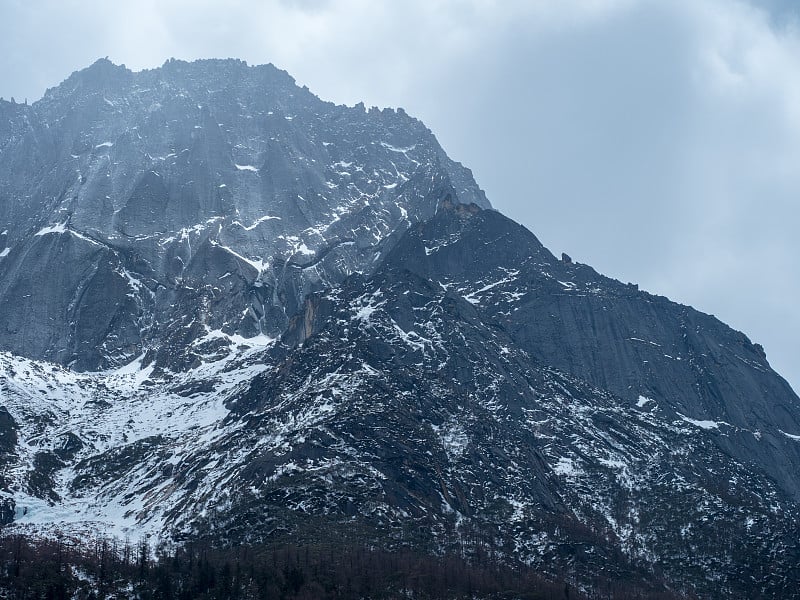 四姑娘山(四姐妹山，东方阿尔卑斯山)的景观，在阿加瓦族羌族自治州，中国四川省。