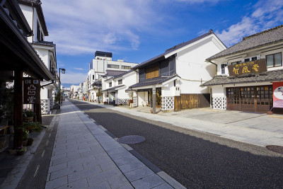 Nakamachi是一条由几座保存完好的老建筑组成的街道，其中包括一些有着巨大的白色墙壁的仓库式建筑