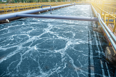 用活性污泥对污水进行生物净化和清洗的贮水池。污水处理厂的现代技术