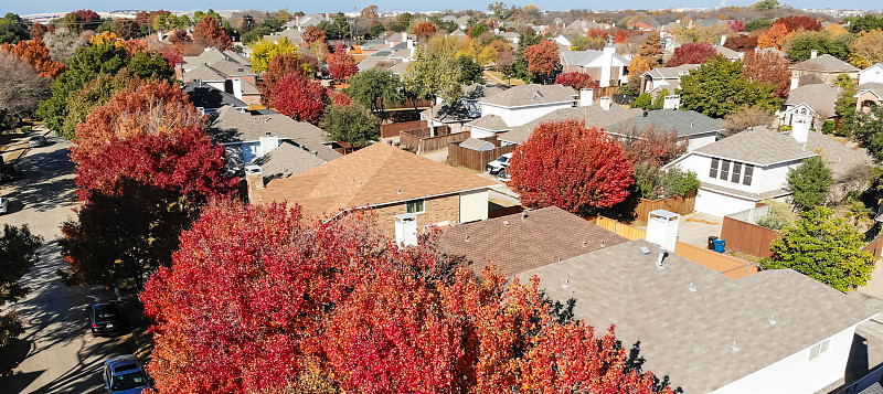 在达拉斯附近的住宅区的秋季，全景空中特写彩色房屋