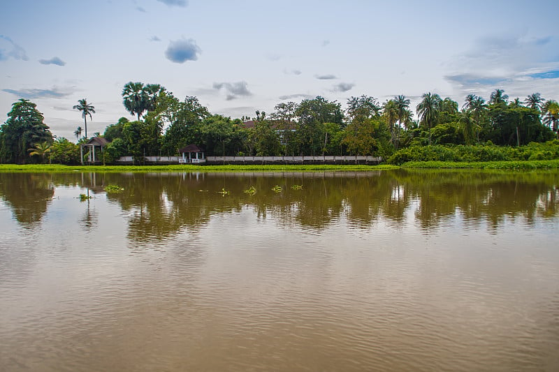 蔚蓝的天空和白云的乡村风景沿他钦河(Maenam Tha Chin)，那空帕姆，泰国