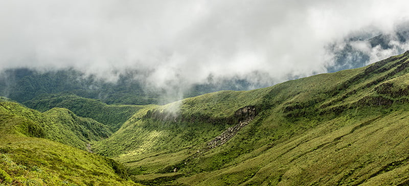 La Soufriere火山山坡上覆盖着绿色，圣文森特和格林纳丁斯