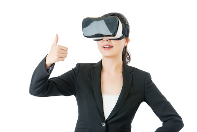 亚洲商务女性很喜欢使用VR耳机眼镜