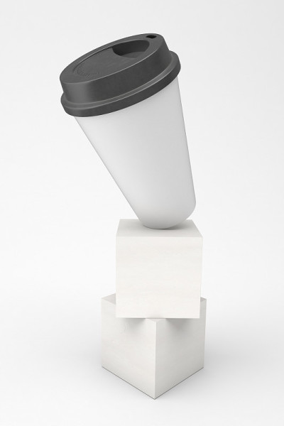 平衡的咖啡杯
