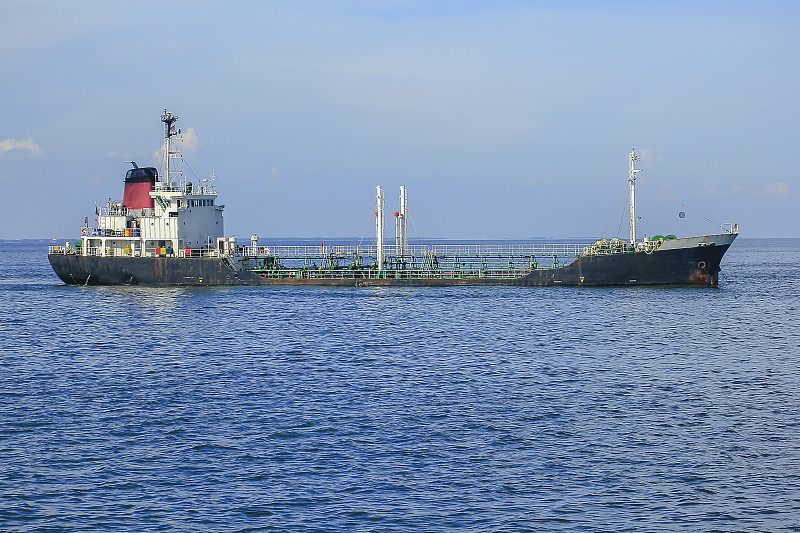 大型油轮抛锚停泊在海上。