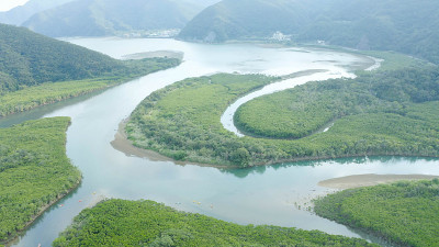 岛上美丽的河流