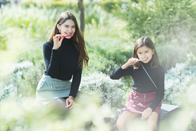 妈妈和女儿在刷牙