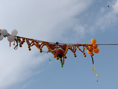 Dahi handi装饰鲜花悬挂在janmashtami gokulashtami节