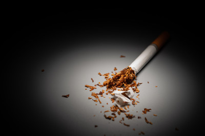 顶部被拔掉的香烟在黑暗中突出显示