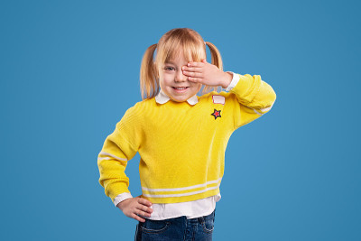可爱的小女孩穿着五颜六色的衣服