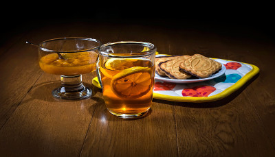 茶里有果酱和饼干。