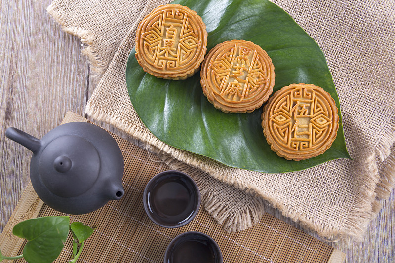 俯视图中国foo，月饼和茶，中国中秋节食品。特写镜头。