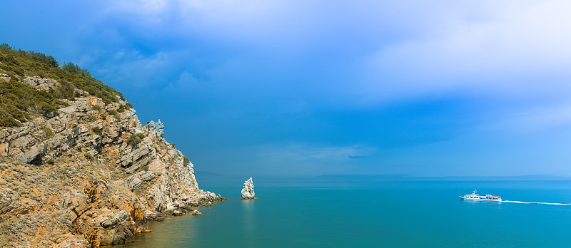 戏剧性的天空在岩石海岸和黑海海岸的帕鲁斯岩石