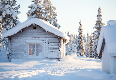 乡村木屋，屋顶上有雪，阳光明媚