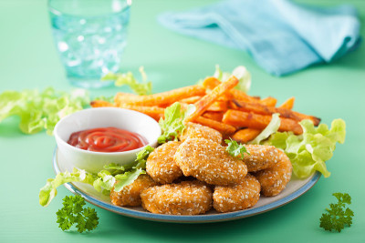 素食大豆鸡块和红薯薯条的健康膳食