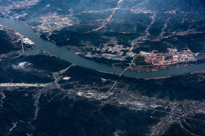 鸟瞰城镇和青山