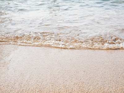 沙努尔海滩的海浪