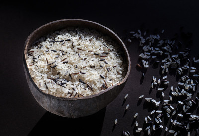 生菰米在椰子碗，俯视图。
