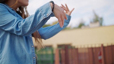 年轻女子在外面跳舞