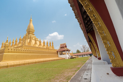 美丽的建筑在Pha That Luang庙在万象，老挝