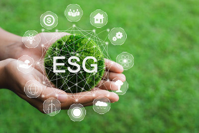 手握绿色球，写的词ESG与ESG图标概念的环境。自然Сonservation、生态、社会责任与可持续